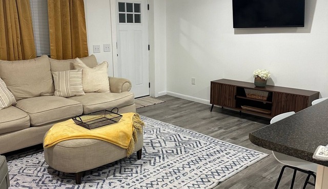 Canary Cottage in Beautiful Ailey, GA