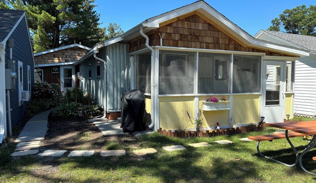 Canary Cottage: Lakeside, Boat Slip, Beach, Family Friendly