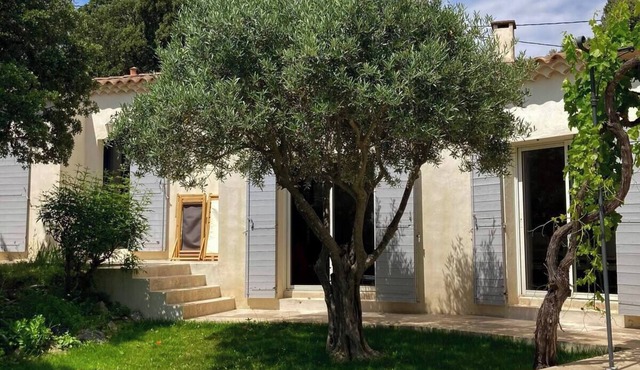 Candau Villa, a green haven with a wooded garden and a pool, 5min from Avignon