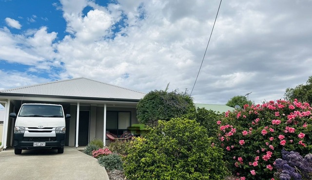 CandE on Wheelton-Centrally Located Holiday Getaway Home in Kingscote!