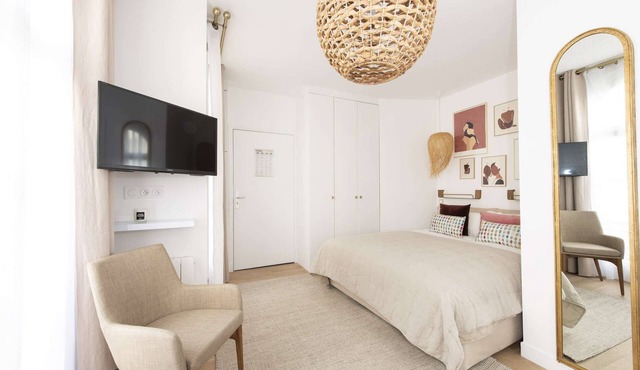 Candide, Studio, 2 people