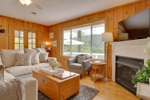 Candler Cabin with Deck and Mount Pisgah Views!