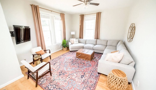 Candy Apple: Family Friendly Downtown LYH Getaway