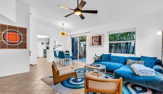 CandyPop Retro Retreat - 2BD/2BA Near Downtown SRQ