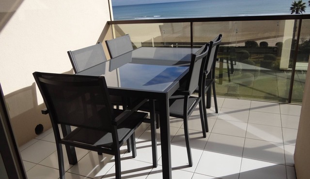 CANET South, T2 LUXURY AIR CONDITIONED, SEA VIEW - DIRECT BEACH, wifi, parking, pool