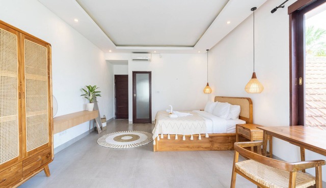 Canggu 3BR Private Pool Villa 3Min bike to Berawa Beach & Near Finns Club