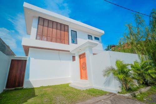 Canggu villa quite cozy with rooftop and studio