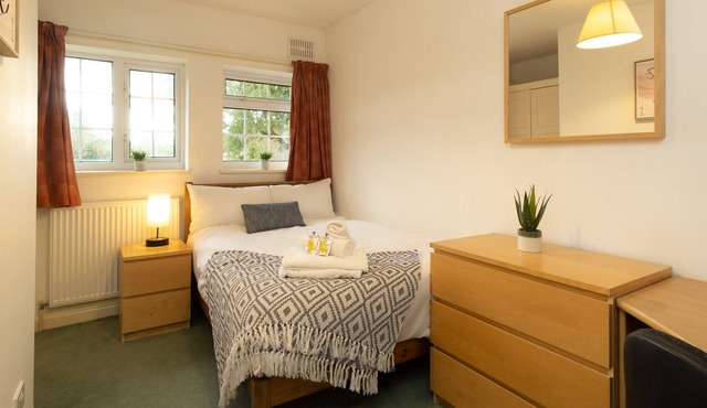 Canley House - spacious 7-bedroom home with garden