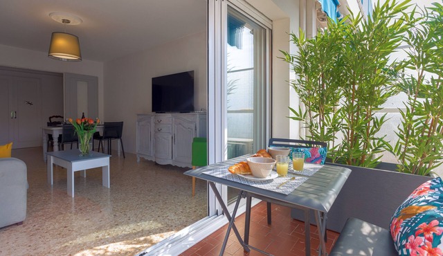 Cannes beach 400 metres away, Spacious air-conditioned 2-bedroom apartment