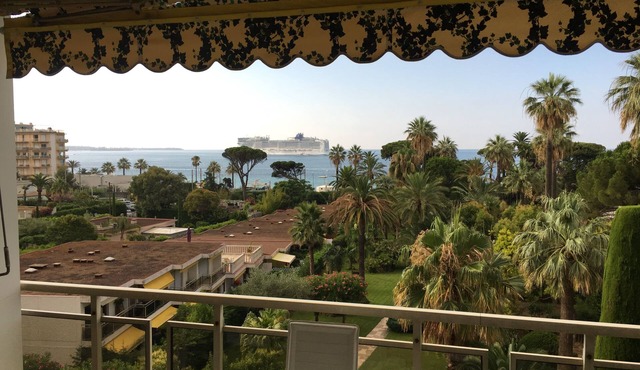 CANNES, F2 Furnished direct beach, at the foot of Suquet, 800 m Palais Festival