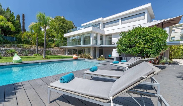 Cannes: Gorgeous private, modern villa with swimming pool