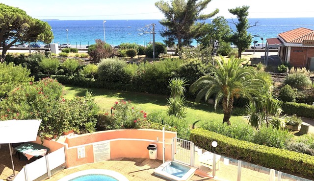 Cannes - Sea front apartment, beach front, pool, garden, internet, aircon