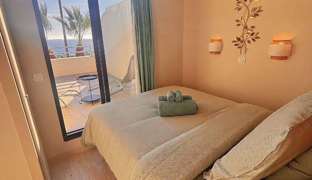 Cannes SeaView: Infinity Pool, Tennis, 2 Terraces, Bathtub & 10m to Palais + AC