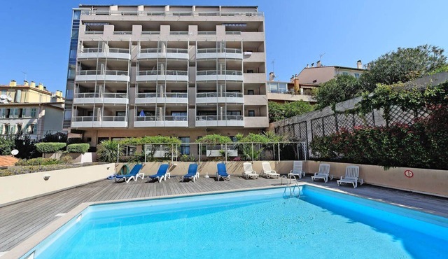 CANNES SUQUET WITH GARDEN & POOL FIEW MINUTES TO FILM FESTIVAL PALAIS & BEACH