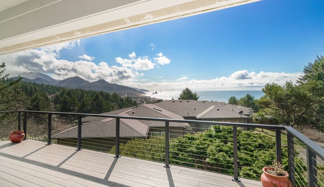 Cannon Beach with Ocean Views, Dream Kitchen Made for Sharing, Spacious Deck, and Dogs Welcome