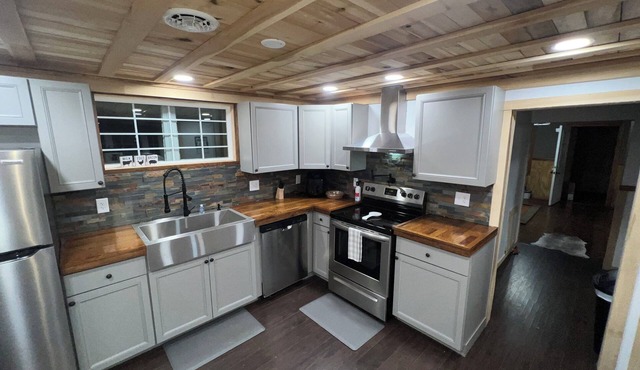 Cannon Cliffside River Retreat- FREE WIFI