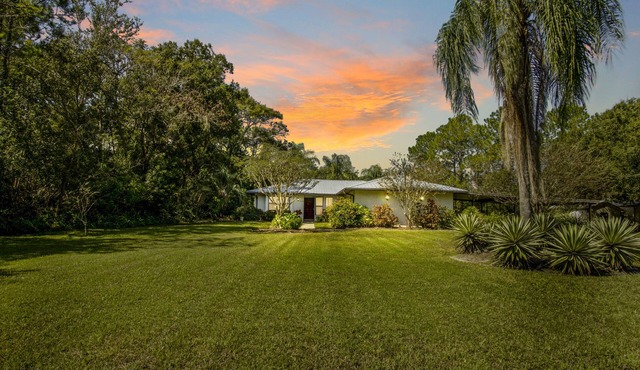 Cannon’s Point, Fisherman’s dream, covered boathouse, Wet bar with pool table.