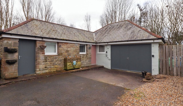 CANNY COTTAGE, pet friendly, country holiday cottage in Amble