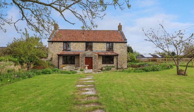 CANNY CROFT, pet friendly, character holiday cottage in Street