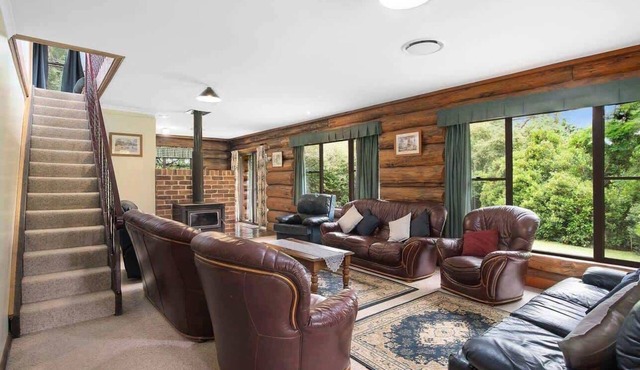 Canobolas Mountain Four-Bedroom Log Cabin