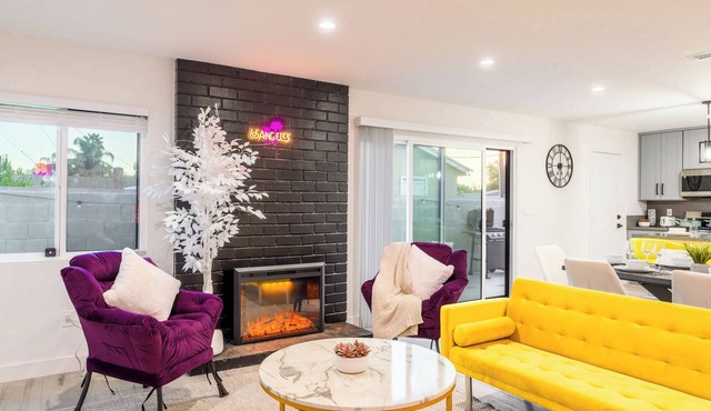 Canoga Park Modern 4-BR Home w/Spa, Claw Machine, Arcades, Games, Firepit