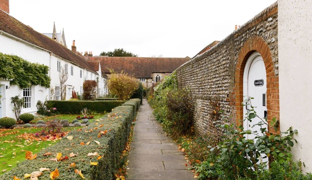 Canon Gate , Chichester Cathedral - sleeps 4 guests in 2 bedrooms