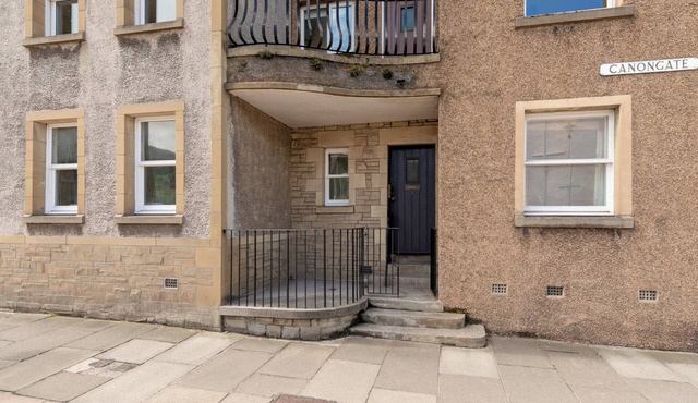 Canongate [357] is a Cosy apartment at the foot of the Royal Mile opposite Holyrood Palace