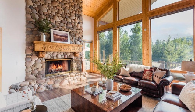 Canopy by AvantStay 8 BR Cabin w Hot Tub Movie Theatre Sauna