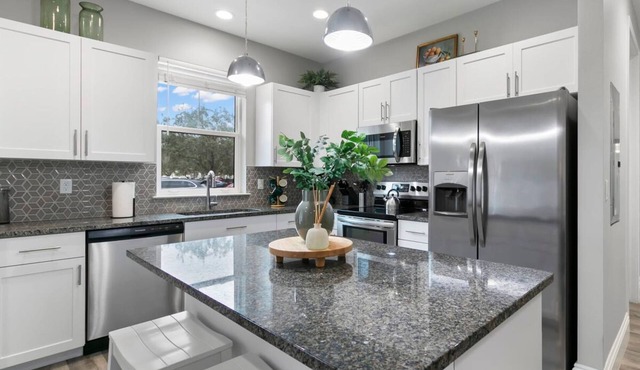 Canopy Cove Stunning 2BR Apt Heart of Downtown