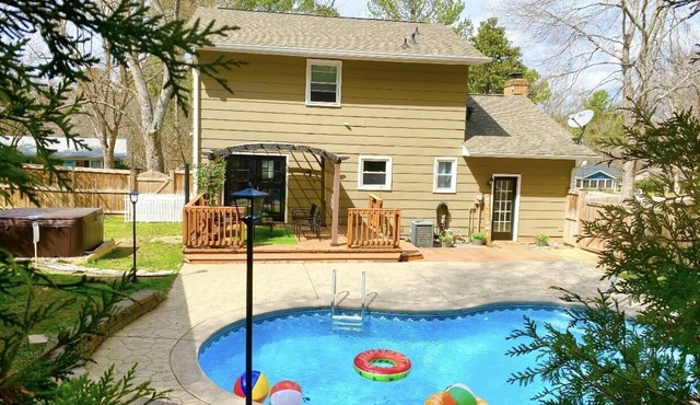 Cant Miss! Stunning Home w/private Pool, Hot Tub and Firepit! (Pet Friendly)