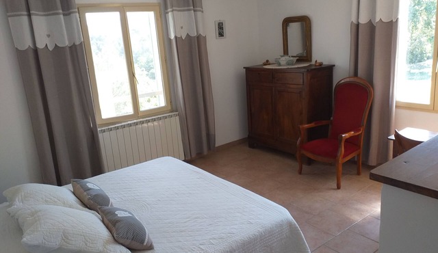 Cante Grillet en provence au pied du Luberon LACOSTE (84480) Chambre NAIS
