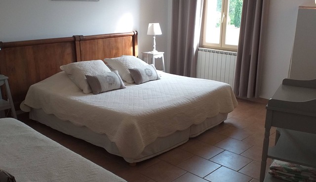 Cante Grillet in LACOSTE (84) in PROVENCE Quiet countryside Chambre FANNY