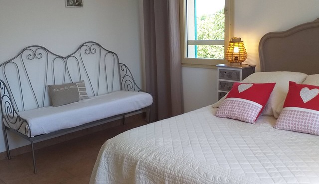 Cante Grillet in Provence at the foot of the Luberon LACOSTE (84480) Chambre FLORY