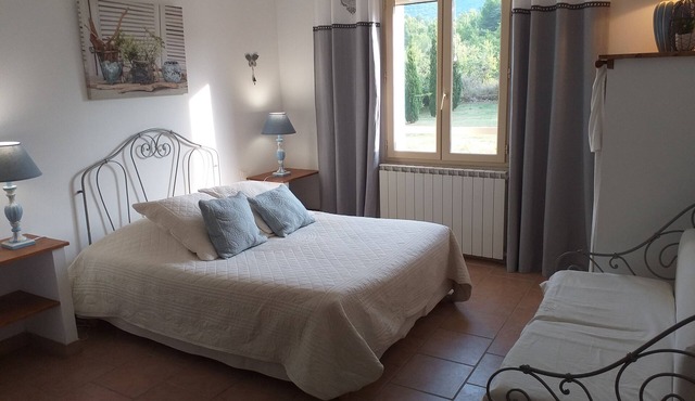 Cante Grillet in provence at the foot of the Luberon Chambre ZORA