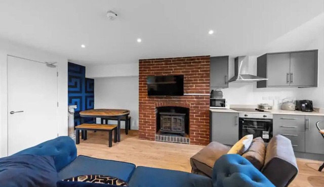 Canterbury Castle Lodge - 8 Bedroom Retreat