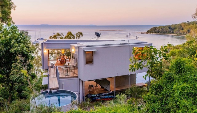 Cantilever Seaview Pavilion - Spectacular water views, pool & air con.