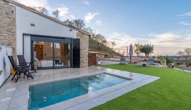 Cantó El Sech: Tourist Home with Pool and Private Enclosed Grounds