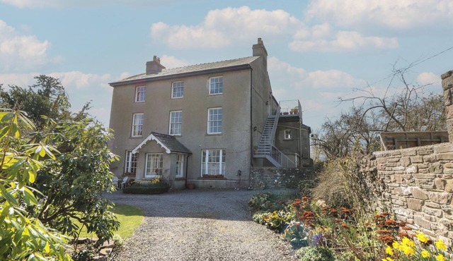 CANTREF HOUSE TOP FLOOR, romantic, with a garden in Brecon