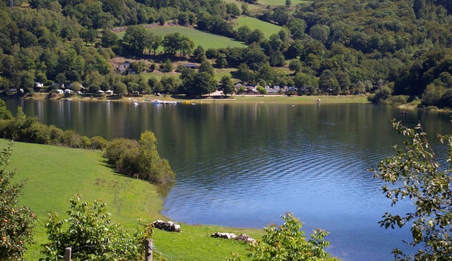 Canvas Bungalow at the edge of the water at Camping La Romiguière *