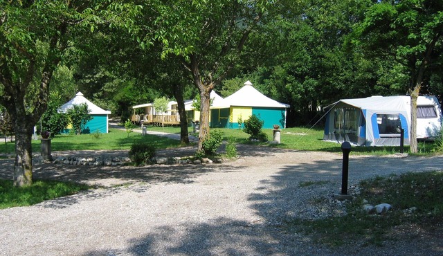 Canvas tent for 5 people in a quiet campsite at Les Prés