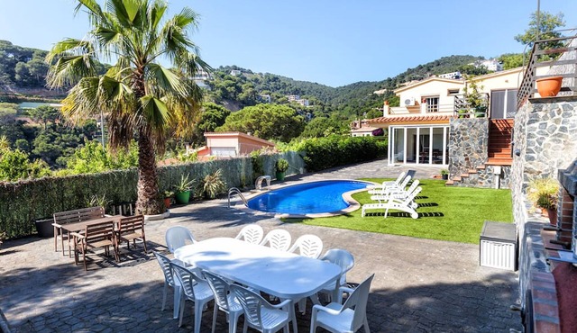 Canyelles Beach Vila with Swimming Pool