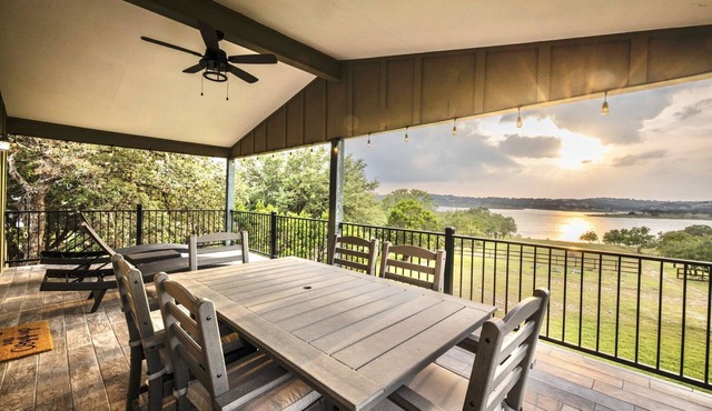 Canyon Cove: Modern 4/2 CL Lakefront on 2 Acres + Covered Hot Tub + Fire Pit + BB Hoop