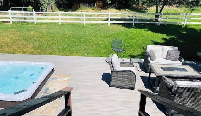 Canyon Creek Retreat - Pets, Game-Room, Hot Tub, Room-to-Roam