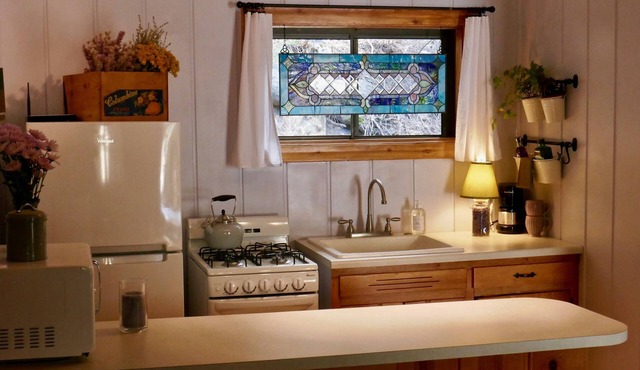 Canyon escape - cabin studio along Boulder Creek with complete kitchen #2