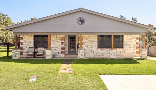 Canyon Lake Farmhouse with Fire Pit & Hot Tub!