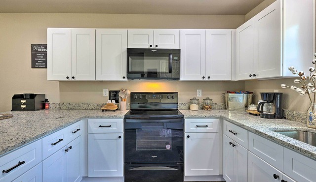 Canyon Lake Home ~ 1 Mi to Golfing & Swimming