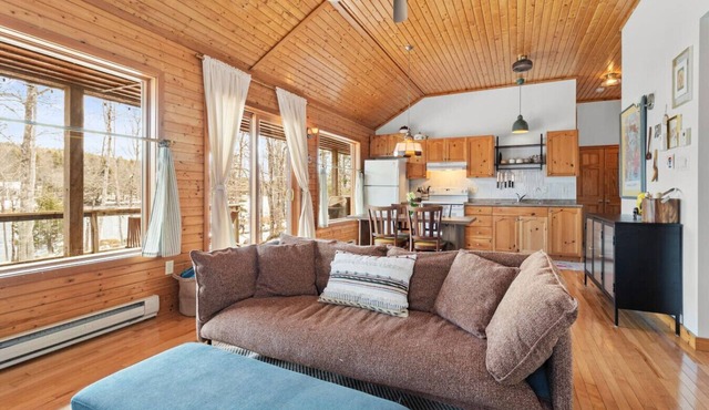 Canyon Point Cozy Cottage -Hot tub-Lakefront