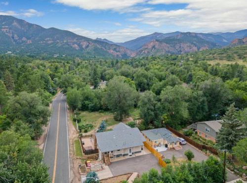 Canyon Retreat with Hot Tub 3min to Broadmoor