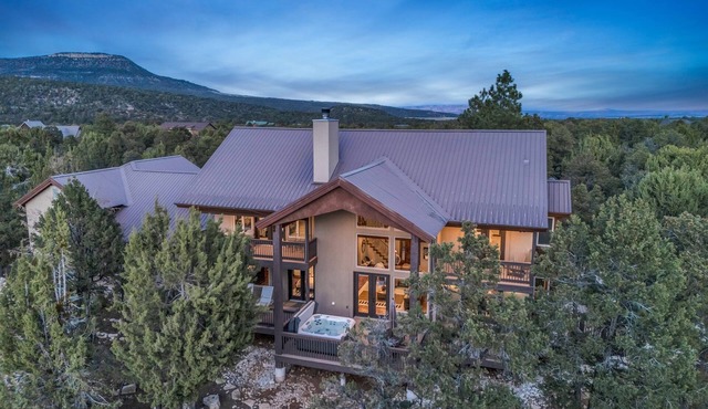 Canyon Ridge Retreat| hot tub, mins from Zion