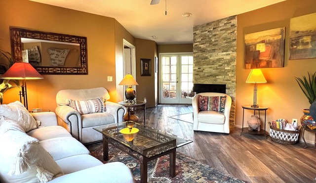 Canyon View 2bd 2ba, king + qn beds, pools, hiking, pickleball, gym, mtn views.